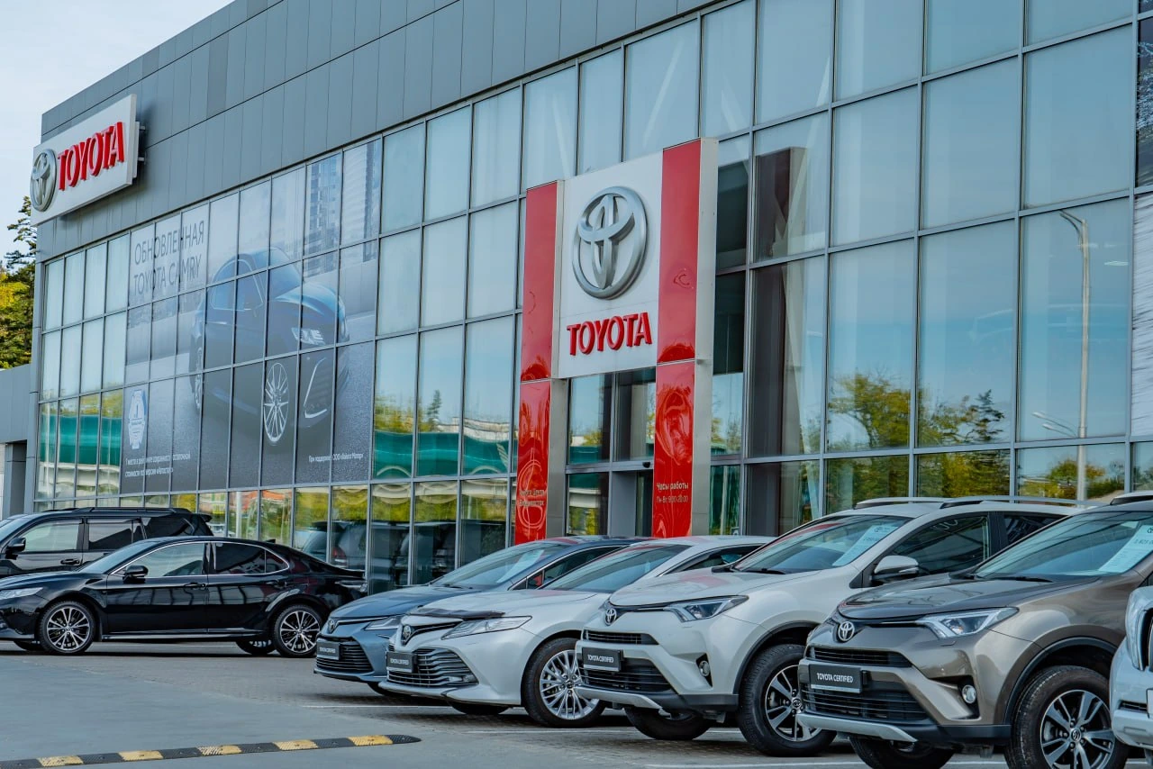 Дилерский центр Summit Motors во Владивостоке: здание автосалона и автомобили на площадке